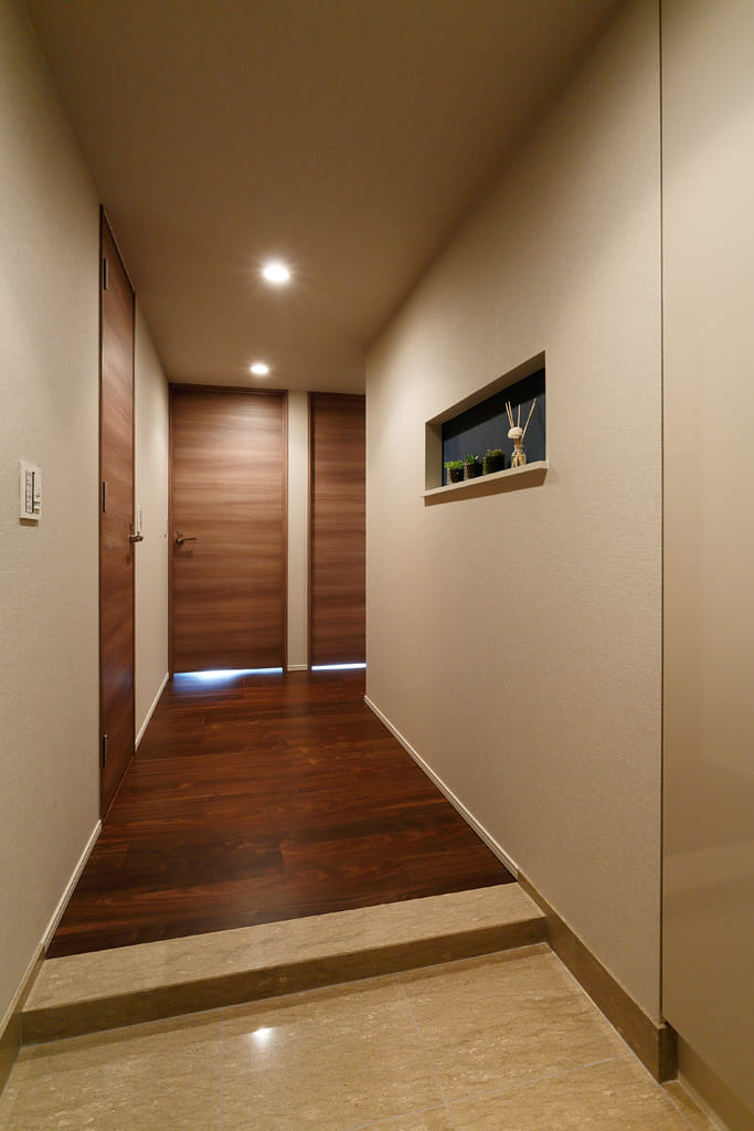 M078 色 素材 形 塗り壁の床の間を眺めるリビング 住宅 リフォームのアートリフォーム